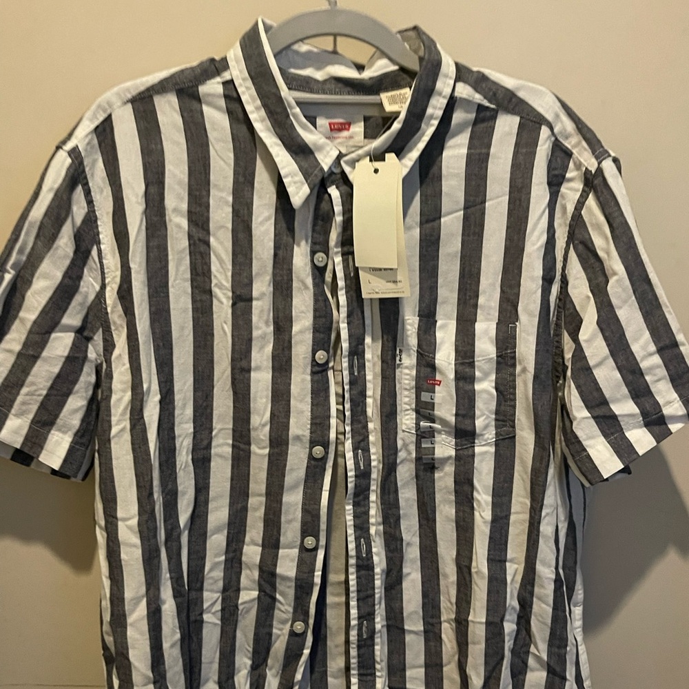 Levi’s button up shirt sleeve shirt. Size large. NWT.